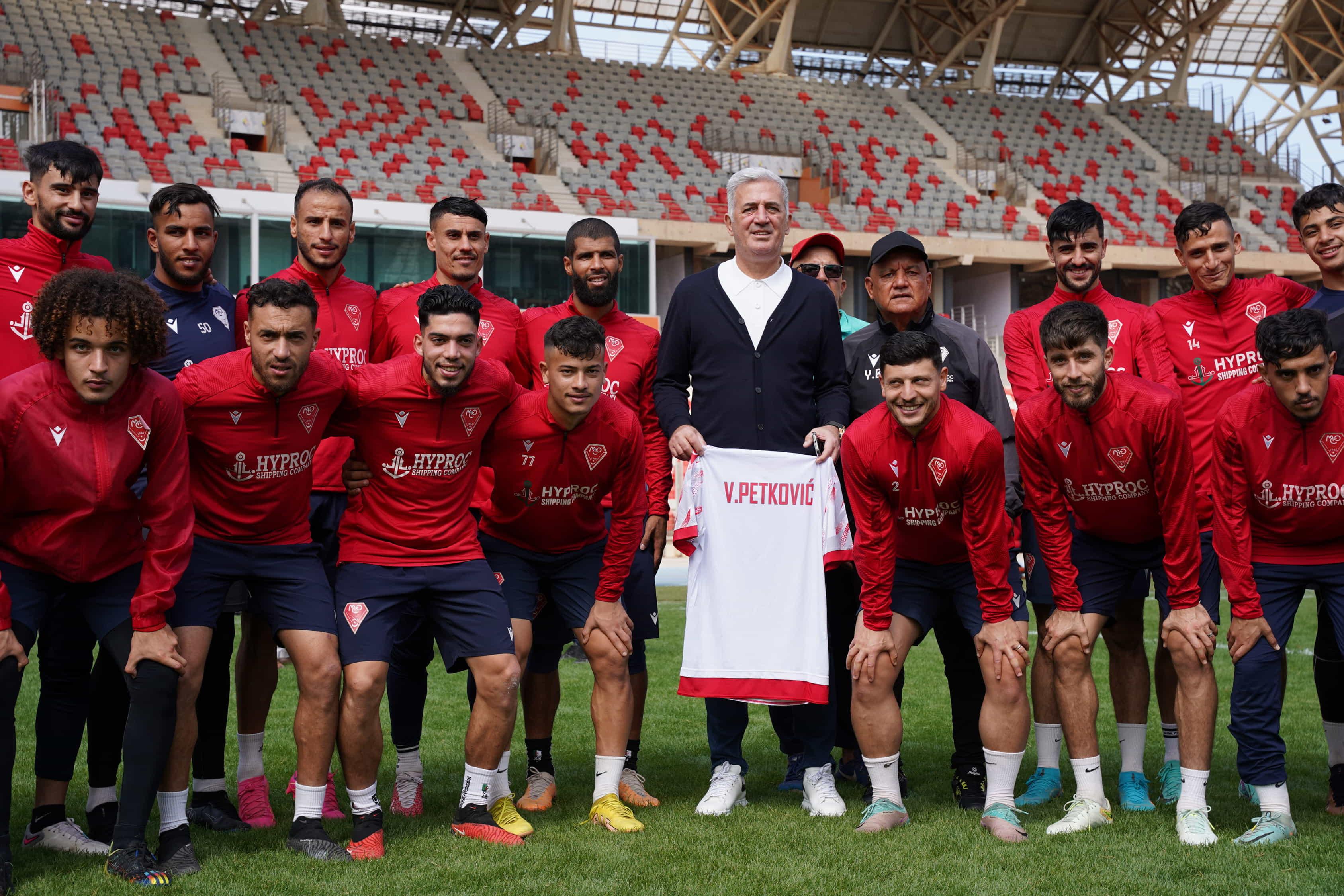 زيارة الناخب الوطني فلاديمير بيتكوفيتش لمولودية وهران: دعم معنوي ورسالة تحفيزية للاعبين